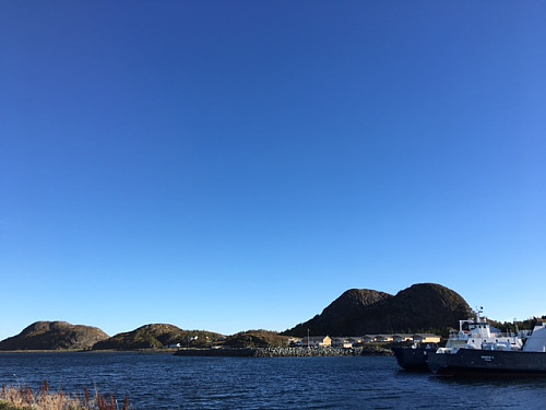 Utsikt fra havna mot Synnørsfjellet og Gartkviga.
