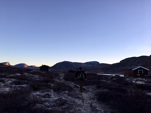 Etter nesten en og en halv time er vi fremme ved Lesjøen. Sola skinner på målet langt der fremme. Ved Lesjøen ligger hytta til Lesja fjellstyre.