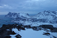 Flott utsikt fra toppen. Steinfjorden til venstre og skaret over til surfeparadiset Unstad midt i bildet.