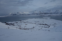 Drikkepause gir mulighet for å ta bilde av omgivelsene. Bilvegen ses der nede og det er Gimsøya vi ser bak.