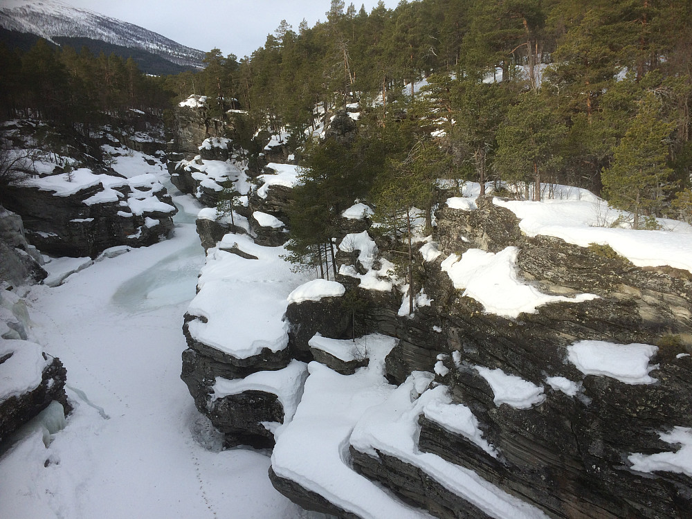 Utsikt oppover mot crag'ene fra Ishol-brua.