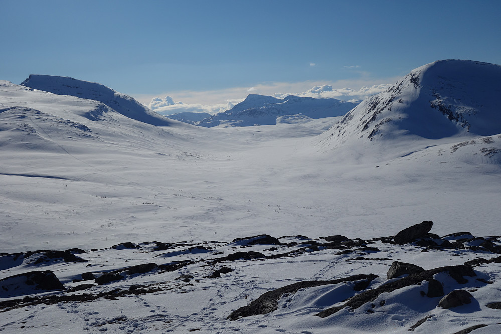 Nydelig utsikt med Snota i enden av dalen mellom Trollhetta og Rindhatten. Tatt fra Tovdalsberga.