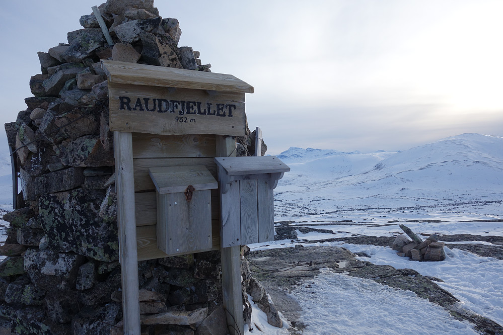 Fra toppen av Raudfjellet med Snota og Bolmetrollhetta i bakgrunnen.