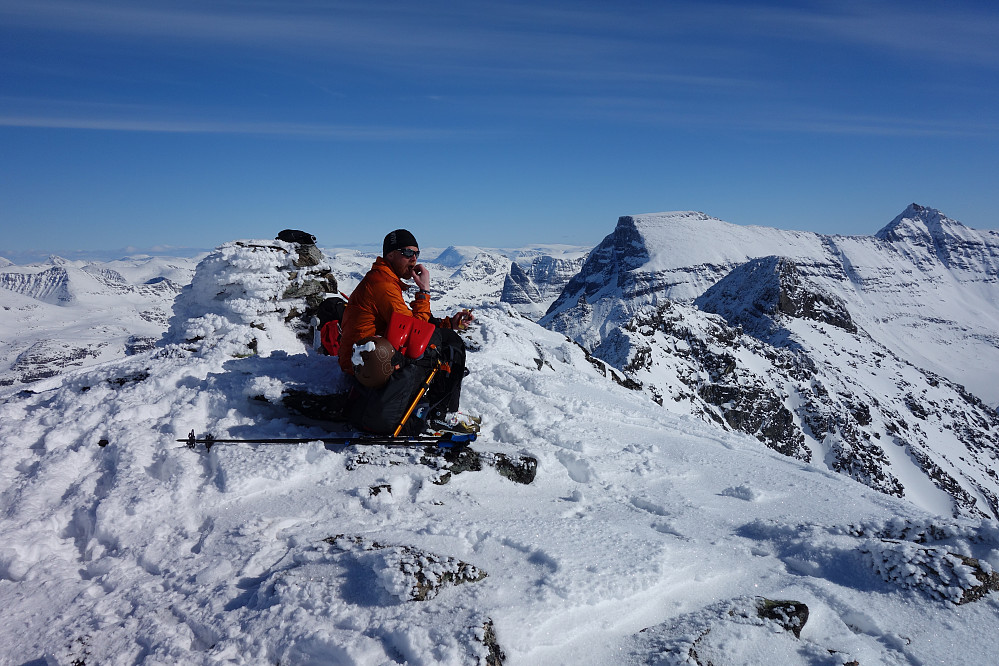 Toppen av Nordre Sandvikhaugen med Tritindan og Hesten bak. Lenger bak ser vi både Innerdalstårnet og Skarfjell.