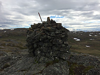 Stor varde med bok på Losseterfjellet. Snota skimtes rett til høyre for varden.
