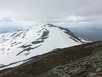 Mye snø på sadelen bort til sør/vest-toppen av Storskarven.