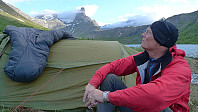 Camp er etablert og morgendagens rute studeres fra teltet med hornet i bakgrunnen.