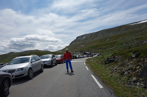 Klar for (sen) start. Lang lang rekke med biler langs vegen.
