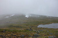 Foten av Urarabben på den andre siden av Ytre Bøluvatnet.