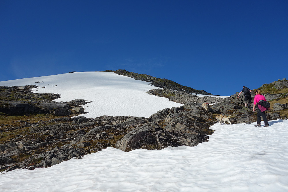 Mye snø opp mot toppen av Snøfjellet, som seg hør og bør.