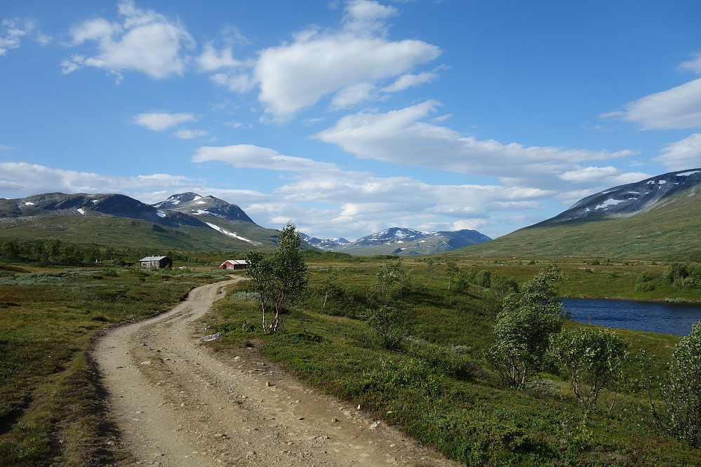 Idylliske Jøldalen med Svarthetta bak setrene, deretter Geithetta og Langfjellet. OK veg å sykle på men terrengsykkel er en stor fordel.