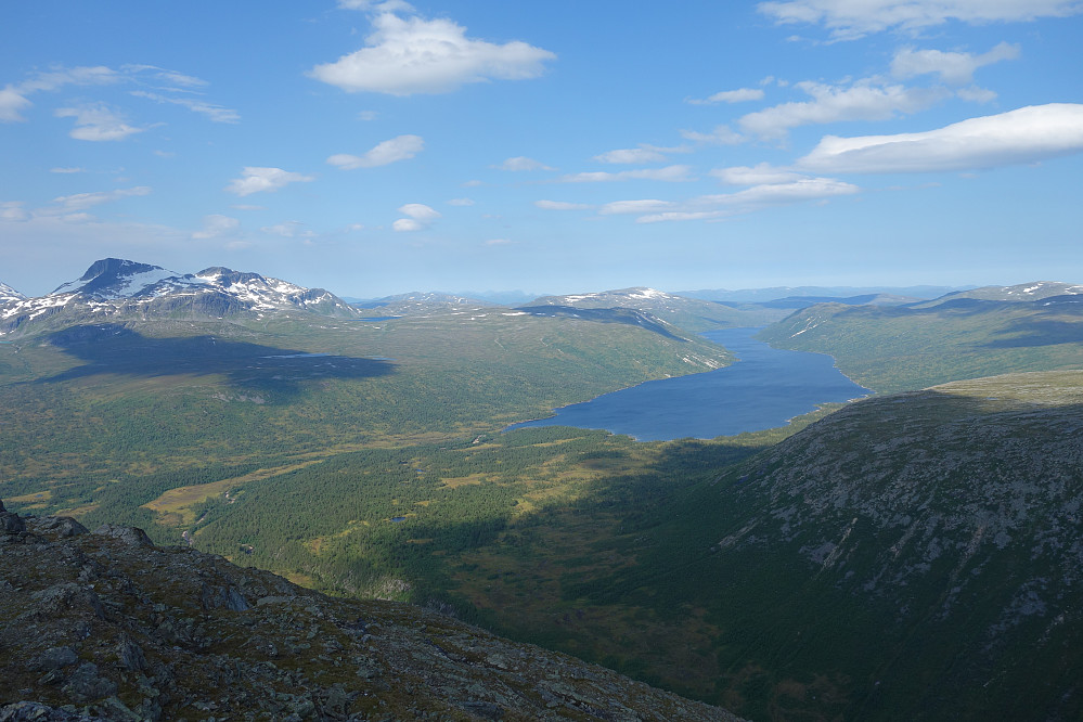 God utsikt mot morgendagens turmål; Snota, fra Geithetta. Ellers ser vi Gråsjøen med Trollheimshytta på denne siden av vannet.