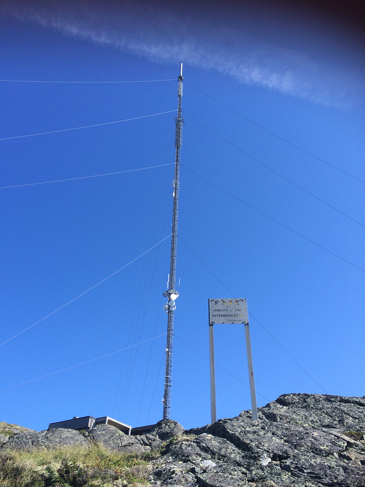 Relativt ny mast (220 m) på toppen av Vassfjellet, men skiltet er signert Telegrafverket og stammer nok fra den gamle masta..
