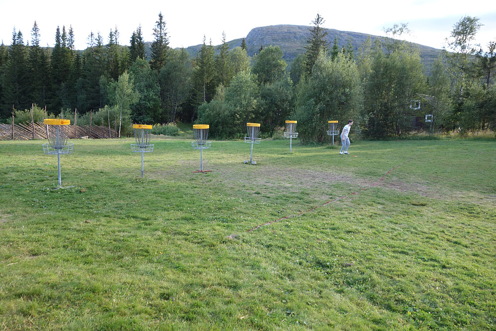 Steinfjellet sett fra frisbee-banen på Teveltunet. Bildet er tatt dagen før turen mens været var på topp.