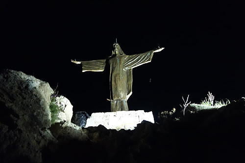 Straks oppe ved den opplyste Jesus-statuen vest for Marsalforn.