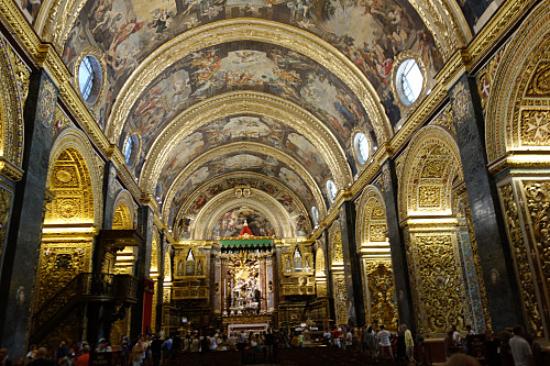 Hovedskipet i St. John's Co-Cathedral ("Co" fordi hovedkatedralen ligger i den gamle hovedstaden Rabat).