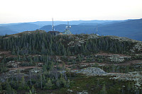 To hus og en skog av antenner på toppen av Mannfjellet.
