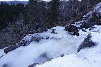 Scrambling opp til innsteget uten stegjern var et pes.. Gareth er smartere og kommer etter i fin stil med piggene ut.