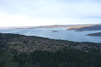 Fantastisk utsikt fra fossen mot Trondheimsfjorden. Tippen av Saltøya til høyre, Frosta bak der og Fosen i horisonten.
