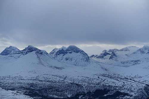 Mektig utsikt! Her rett sørover med Skarfjell sin fryktinngytende nordvegg midt i bildet.