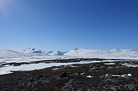 Toppen av Åsfjellet er ikke så høy men det er flott utsikt innover Trollheimen. Fra venstre Svarthetta, Geithetta, Trollhetta, Langfjellet og Rindhatten.