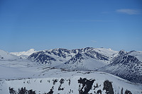 Grei utsikt fra toppen av Storhornet. Gjevillvasskamban med Neådalssnota bak til venstre. Snota skimtes såvidt til høyre i horisonten.