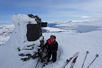 Fornøyde turvenner. Skavlene hang godt ut over kanten  (se bak til høyre i bildet).
