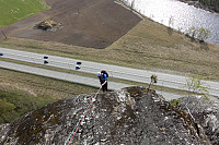 Jeg skulle tatt film her. Det kom et aldri så lite utrop da Eskil bikket over kanten og så rett ned på storhylla 60-70 meter rett ned.