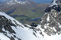 Utsikt ned til Indre Steinfjord mellom toppene på Himmeltind.