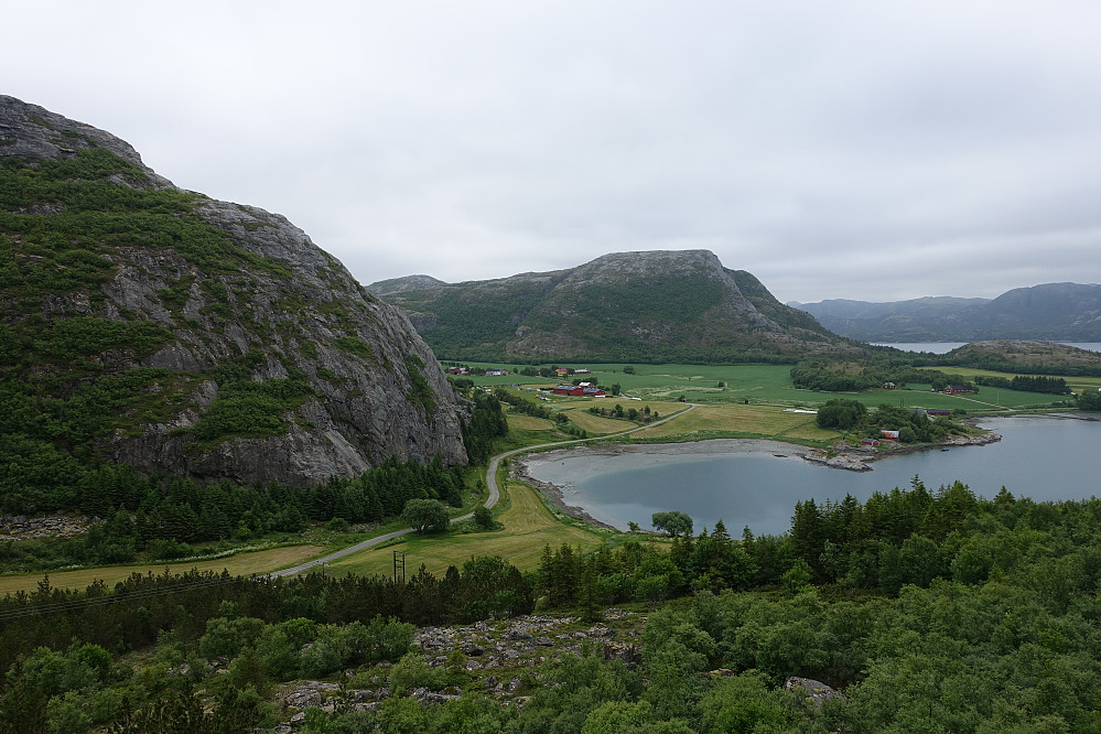 Det er gangavstand til alle klatreveggene fra klatrecampen. Bildet er tatt fra toppen av ei rute på Einvikfjellet. I bunnen av det nærmeste berget finner vi Sandmælenfeltet, midt i bildet ligger campen og bak høyre kant av fjellet bak ligger Hanshelleren.