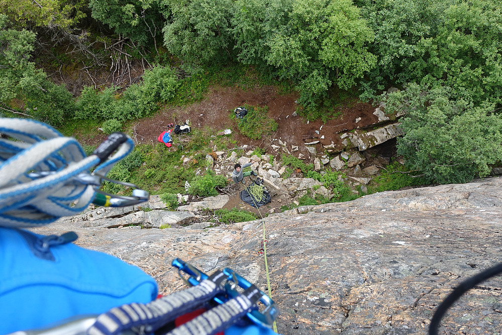 Fra toppen av en 6b-rute på Einvikfjellet venstre. Mye svaklatring på Flatanger og i overkant langt mellom boltene på noen partier.