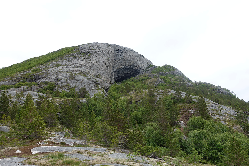 Hanshelleren er en imponerende formasjon i fjellet.