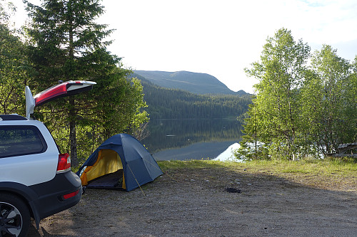 Idyllisk ved Sandvatnet med Beingårdsheia i bakgrunnen.