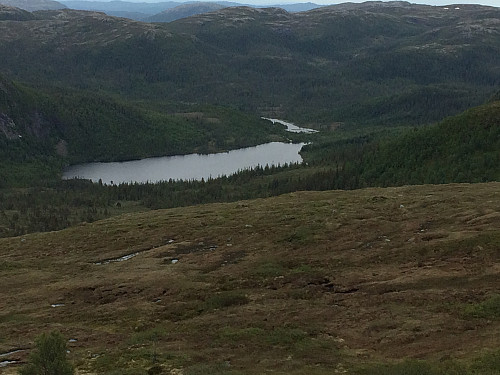 Tilbakeblikk mot vatnet fra en av pausene i bakkene oppover.