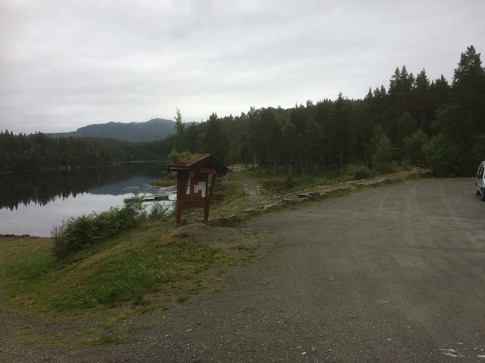 Starvatnet med P-plass, flere bålplasser, gapahuker med benker, toaletter og tilrettelagte stier. 