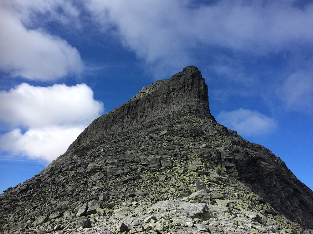 Tilbakeblikk på Larstinden fra laveste punkt på sadelen over til Snøhetta. Herfra er det meget lett klyving i steinur opp til veggen der tauet må brukes.