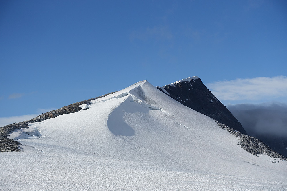 Glittertinden sett fra 2274. Lite snø på toppen så det bør være lett å forsere skavlen ved klatring opp nordveggen.