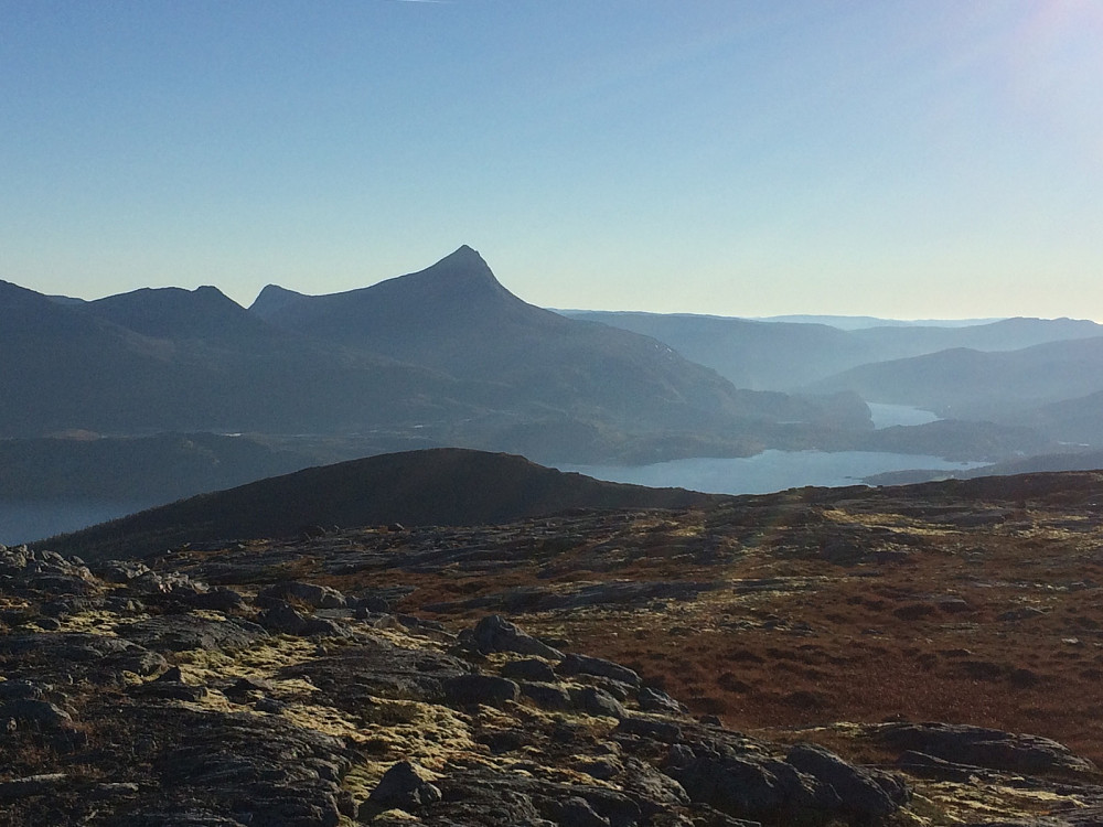 Heilhornet har vært godt synlig i et par dager nå. Fascinerende fjell som frister til et besøk. Skjønner godt at dette var et viktig seilingsmerke i gamle dager.