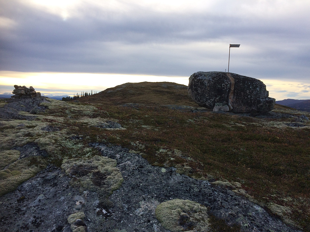 Svær stein på "fortoppen" til Nysæterkammen; Storhullukammen. Fikk buldret meg opp på den før jeg fortsatte.