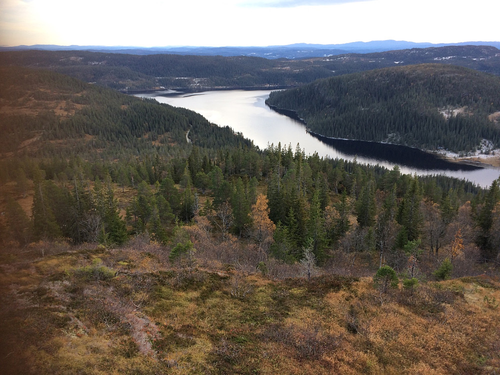 Idyllisk rundt Fjellkjøsvatnet.