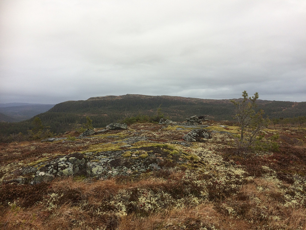 Liten varde på toppen av Gråberga mens Rabbolen "ruver" i bakgrunnen.