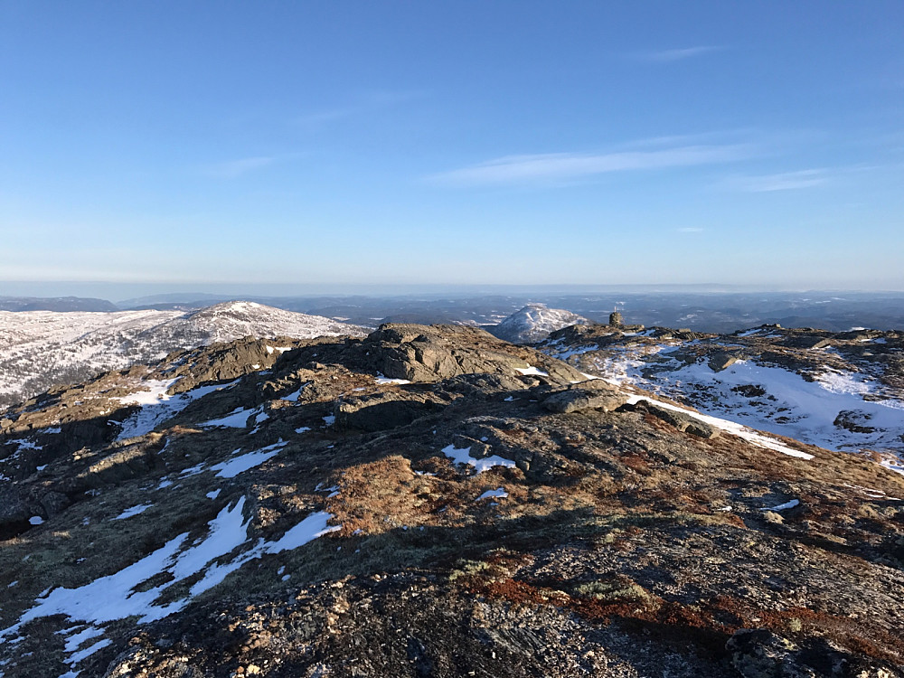 Fra høyeste punkt på Jolifjellet mot varden. I bakgrunnen Slettfjellet til venstre og Gimshøgda midt i.
