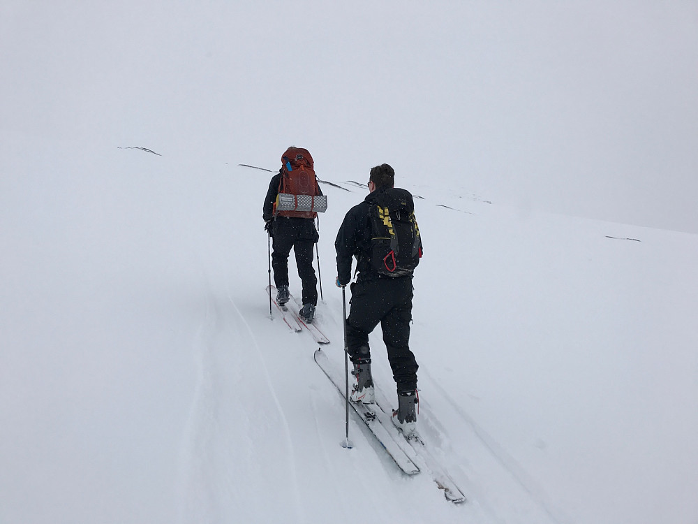 Ungdommen kjører på oppover bakken mens jeg imiterer overskudd og styrke ved å fiske opp mobilen og ta bilde i fart.