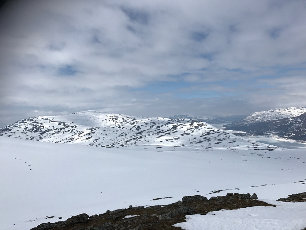 Tindfjellet med den store bollen sett fra sør. Kjent profil på tur fra Snota fremover mot demningen på Gråsjøen som kan skimtes til høyre.