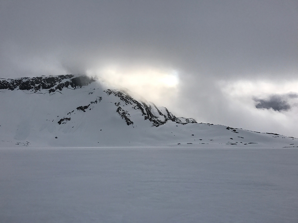 På returen over Svartvatnet bryter plutselig sola gjennom et hull i skyene. Skikkelig Kodak-moment for de som hadde gode kamera med seg.