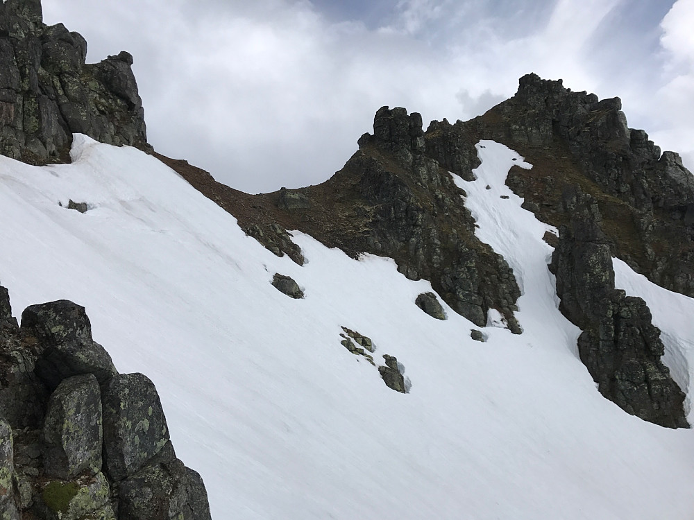 Oppe på toppen av skaret i enden av snørenna. Et bratt snøfelt må traverseres da veien videre opp starter i skaret på den andre siden. Jeg tok turen opp på toppen rett frem.