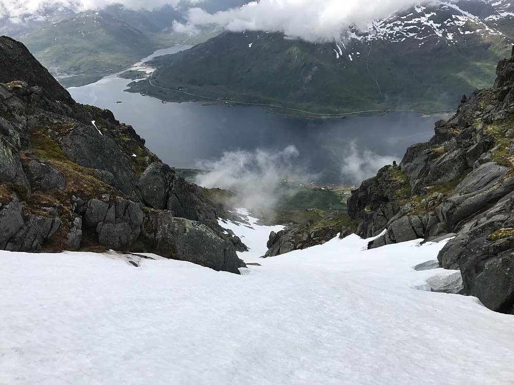 Snørenna på tur nedover. Glissade er effektivt hvis man behersker teknikken, men det er tungt til knær og lår.