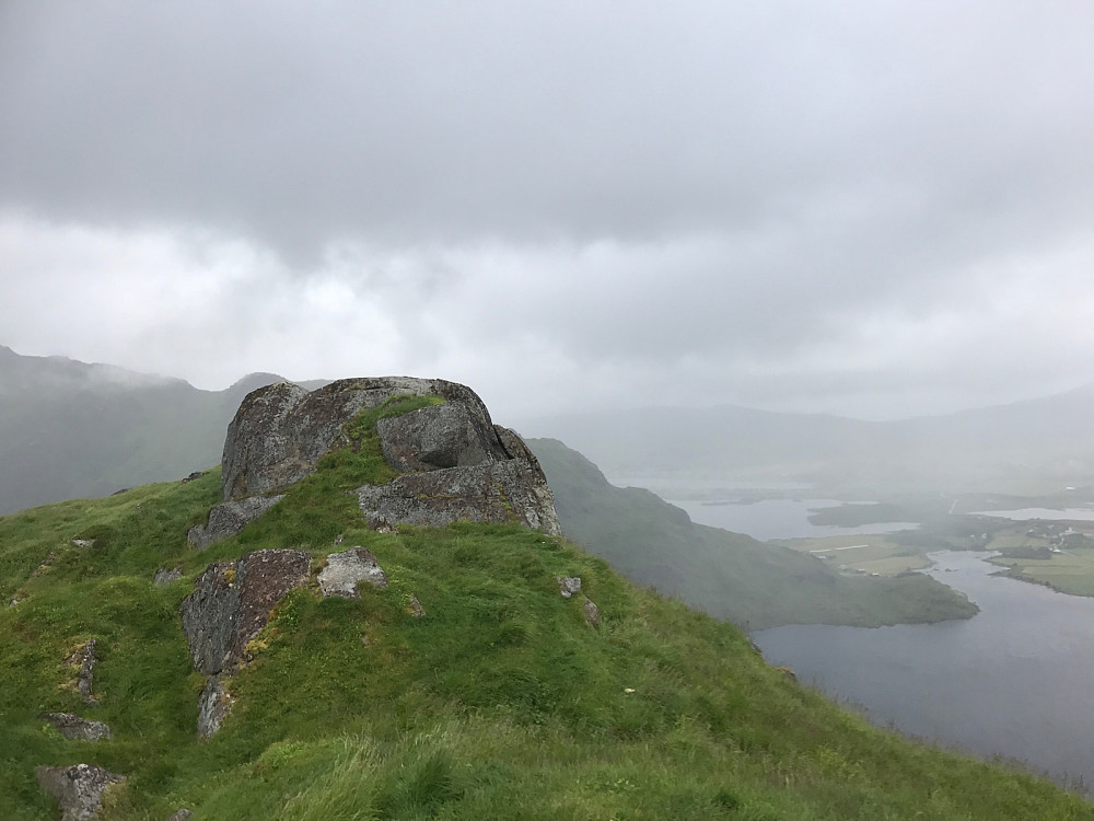 Artig topp-punkt på Okstinden. Her er det solid fjell og ingen tvil om hvor høyeste punkt er.