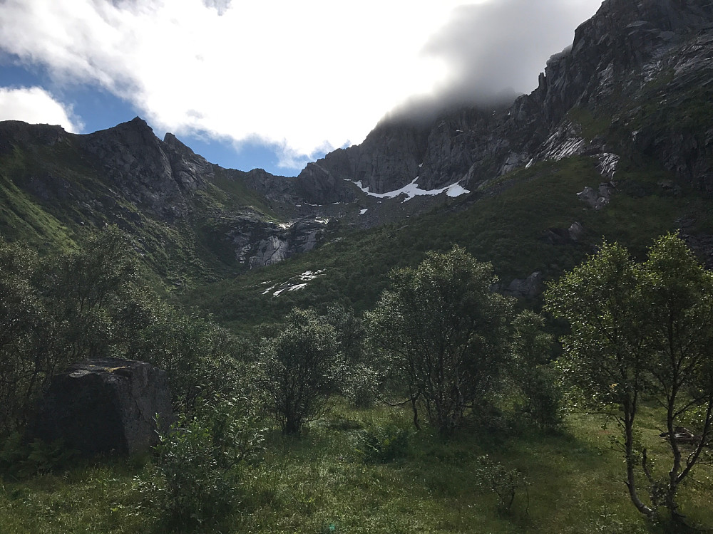 Djupfjorden og Djupfjordvatnet er passert og vi får oversikt oppover mot innsteget som ligger skjult bak knausen midt i bildet (videre opp på skrå langs snøfeltene).