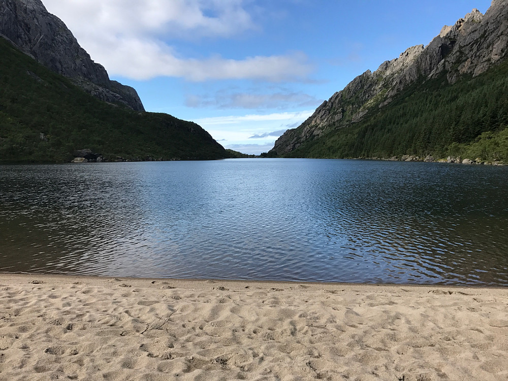 Tilbakeblikk fra østenden av Djupfjordvatnet. Idyllisk leirplass men kanskje litt for langt fra veien?